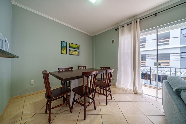 Apartamento com sacada ampla em Bombinhas