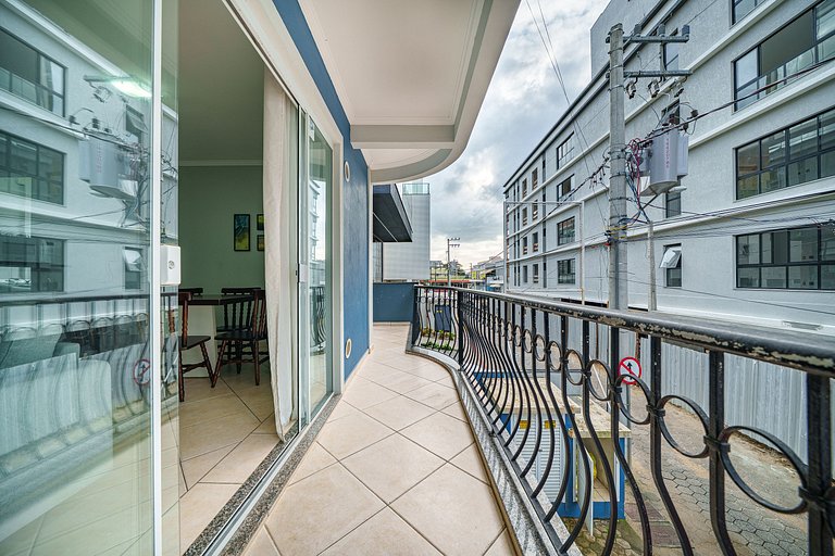 Apartamento con amplio balcón en Bombinhas.