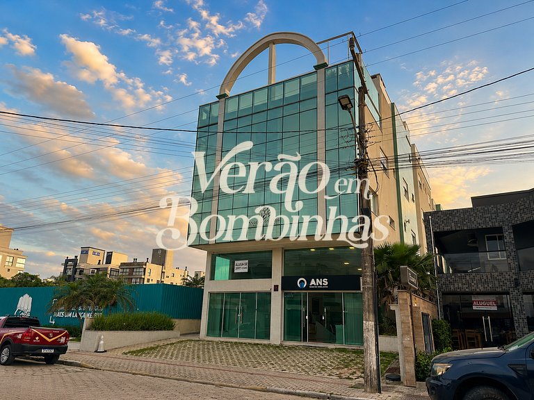 Amplo apartamento 2 suítes em Mariscal