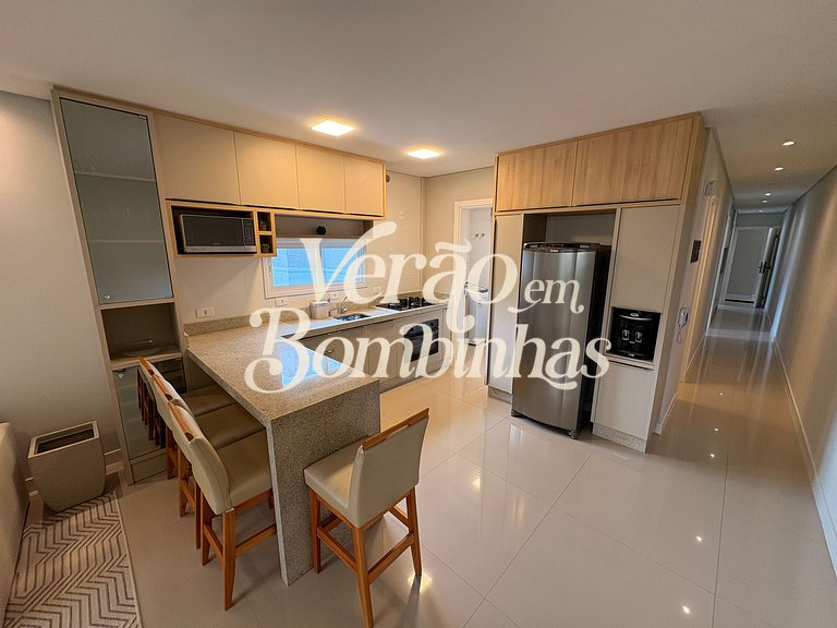 Amplo apartamento 2 suítes em Mariscal